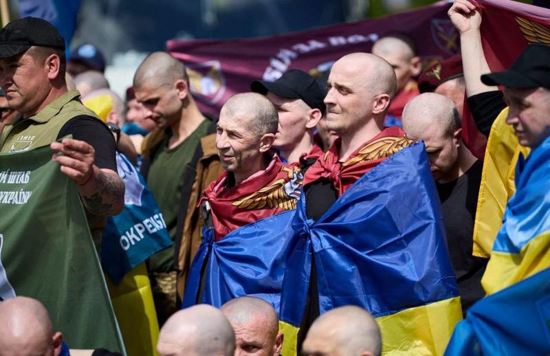 Українські захисники, серед яких Євген Крикливий, під час повернення з російського полону.