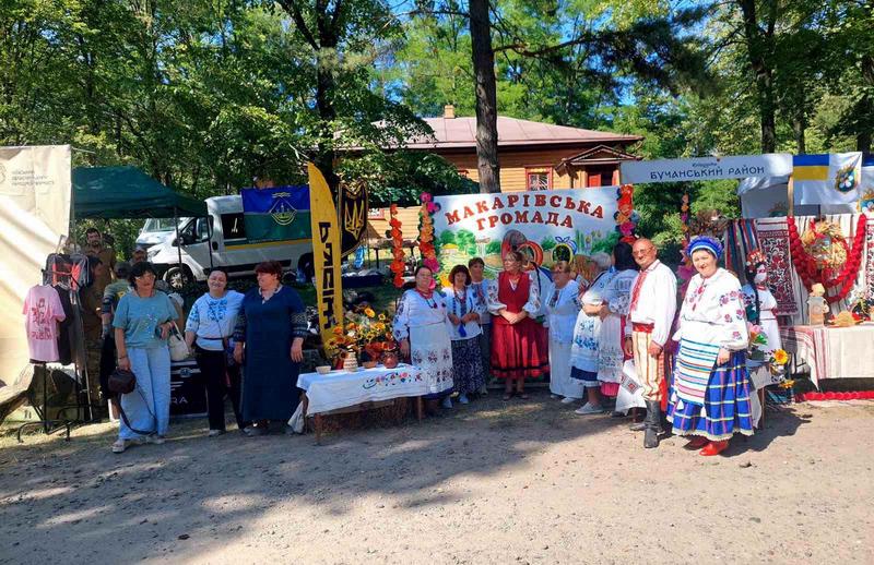Офіційна делегація Макарівської громади у вишиванках та традиційному українському вбранні біля тематичної фотозони на фестивалі «Київщина – земля сили».
