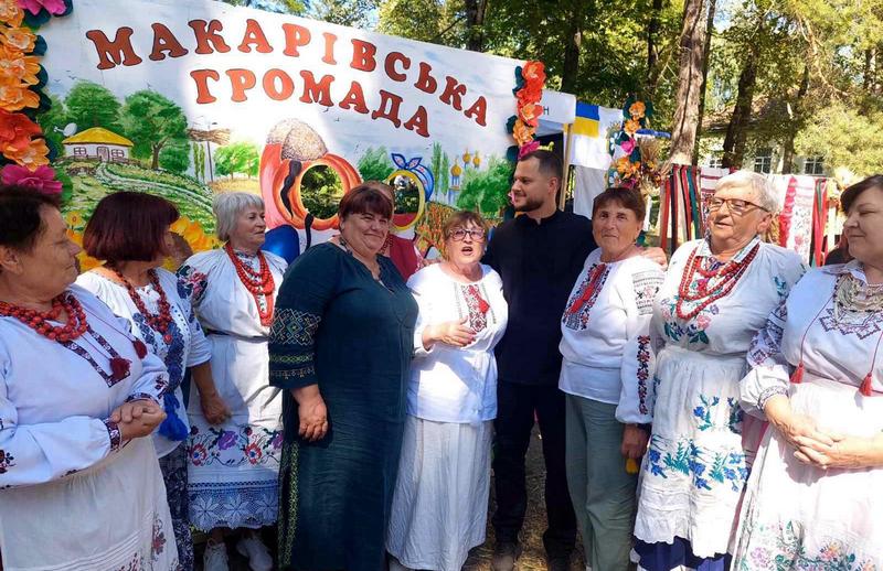 Групова фотографія представників творчої команди Макарівщини у вишиванках разом із головою КОДА Миколою Калашником біля презентаційного банера