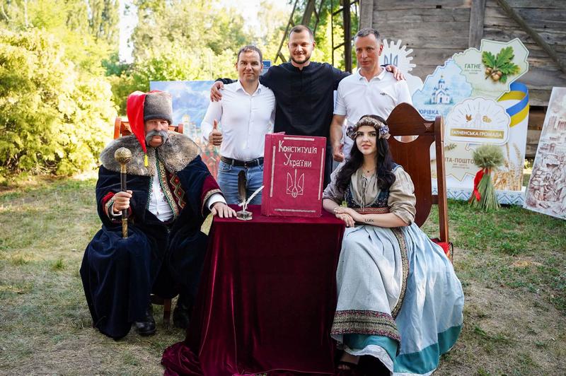 Тематична локація фестивалю: фотозона з макетом Конституції України, акторами в історичному вбранні та головою КОДА Миколою Калашником