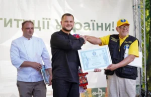 Голова Київської ОДА Микола Калашник тисне руку експерту Реєстру рекордів і тримає офіційний диплом про встановлення національного рекорду України.