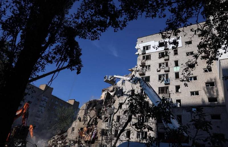 Руйнування житлового будинку в Києві внаслідок масованого ракетного удару