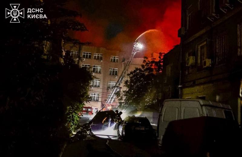 Наслідки обстрілу Києва: Рятувальники ДСНС ліквідують пожежу в багатоповерхівці вночі