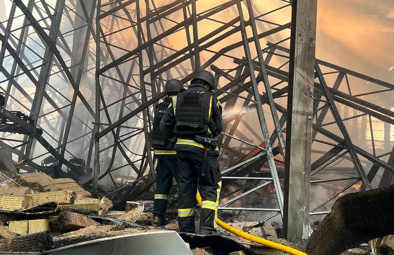 Рятувальники ДСНС гасять пожежу в зруйнованій будівлі на Київщині після обстрілу