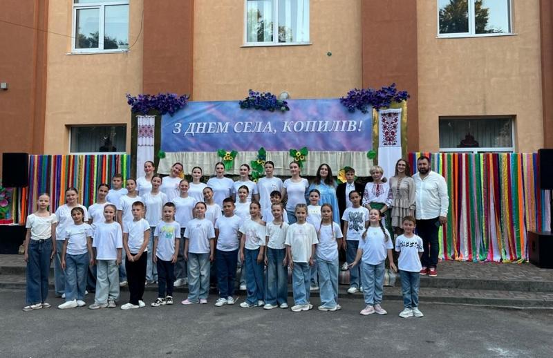 Учасники творчих колективів та організатори свята на спільному фото після концертної програми до Дня села в Копилові