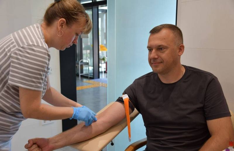 Макарівський селищний голова Вадим Токар в Макарівській амбулаторії під час процедури забору крові з вени медичним працівником.