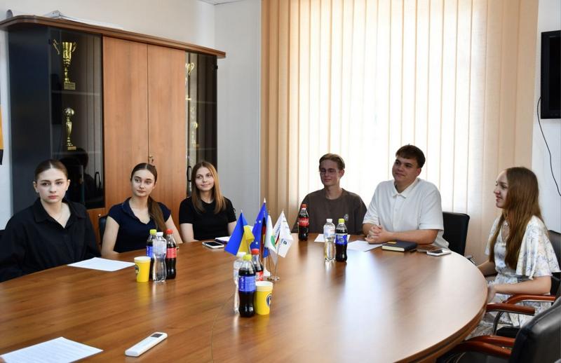 Учасники Молодіжної ради уважно слухають виступи під час офіційного засідання у кабінеті Макарівського селищного голови
