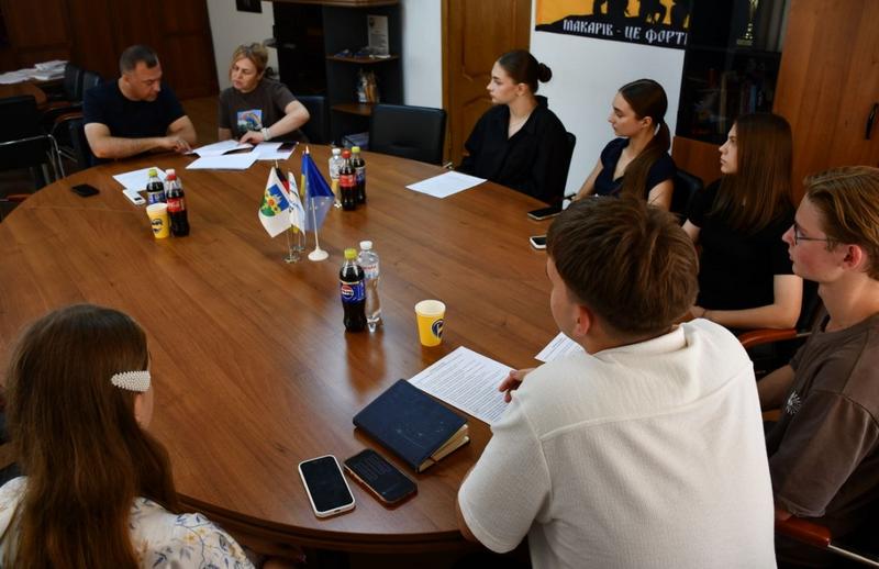 Загальний вигляд зустрічі керівництва громади з Молодіжною радою при Макарівській селищній раді за великим овальним столом