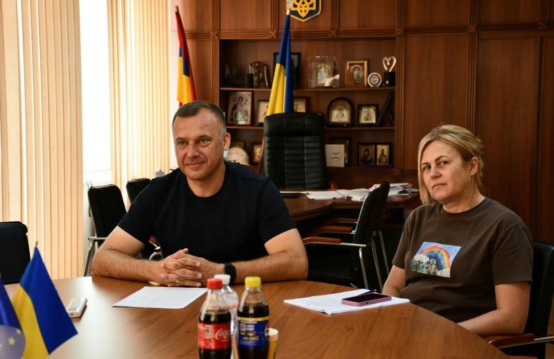 Селищний голова Вадим Токар разом з своїм заступником Ларисою Омельченко під час офіційної зустрічі з молоддю за круглим столом