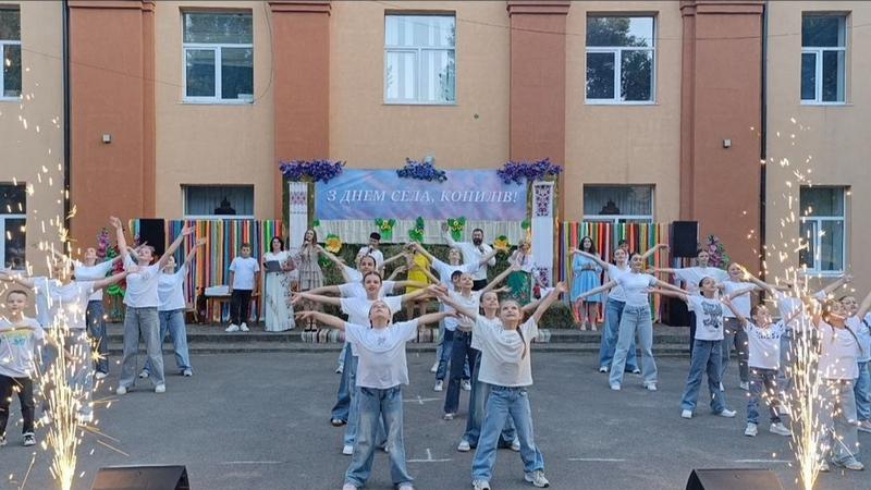 Виступ танцювального колективу під час святкування Дня села в Копилові на майданчику біля Будинку культури.