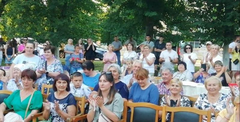 Жителі та гості села Копилів переглядають концертну програму під час святкування Дня села.