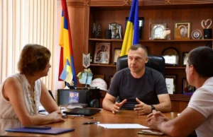 Селищний голова Вадим Токар під час обговорення деталей медичного партнерства з учасниками зустрічі.