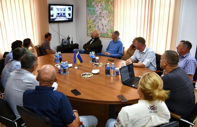 Робоча зустріч за круглим столом, де польська делегація переглядає презентацію та відеоматеріали про руйнування та відновлення інфраструктури Макарівської громади.