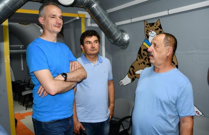 Представники польської делегації під час огляду облаштованого укриття в одному із закладів освіти Макарівської громади. На стіні зображено малюнок кота з патріотичною стрічкою.