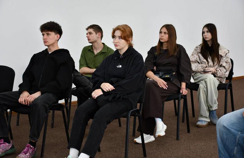 Представники молодіжного активу Макарівщини під час обговорення розвитку громади.