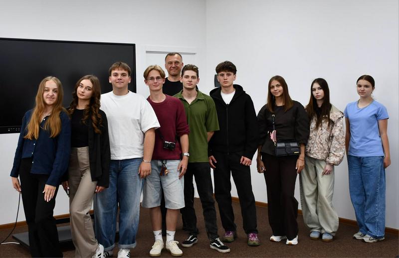 Спільне фото представників Молодіжної ради та Макарівського селищного голови Вадима Токаря після лекції.