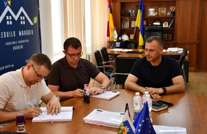 Робоча зустріч під час укладання контракту в межах проєкту «Ремонт житла для відновлення прав і можливостей людей (HOPE)»