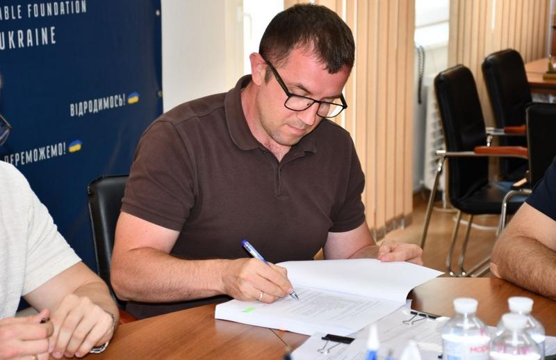 Заступник селищного голови Карбовський А.Г. підписує документи в межах закупівлі HOPE-C2.1-MK-CQS-02 для підготовки проєктно-кошторисної документації.