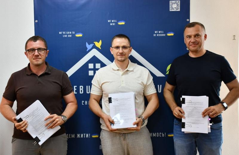 Керівництво громади та представник виконавця робіт по проєкту HOPE з підписаним контрактом на виконання технічної оцінки житлових будинків.