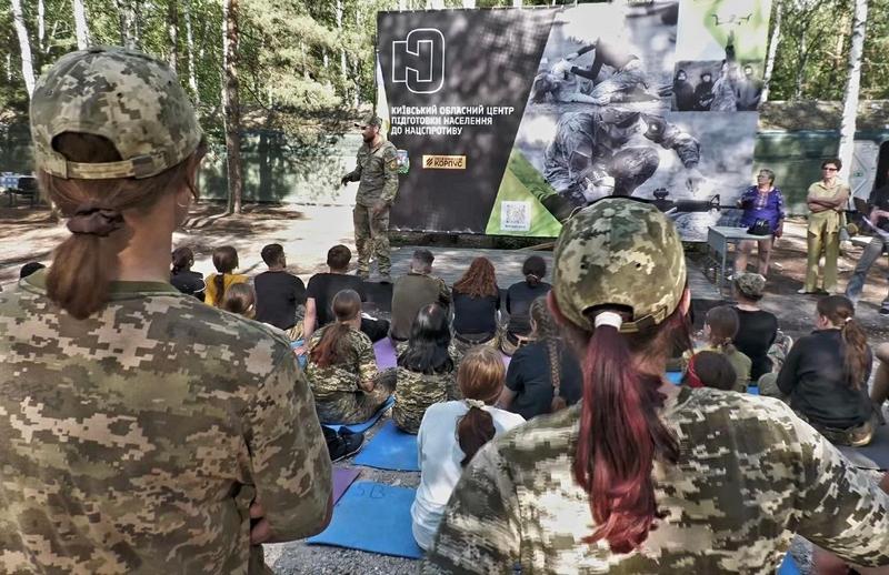 Заняття з військової підготовки під керівництвом інструкторів під час навчально-тренувального курсу.