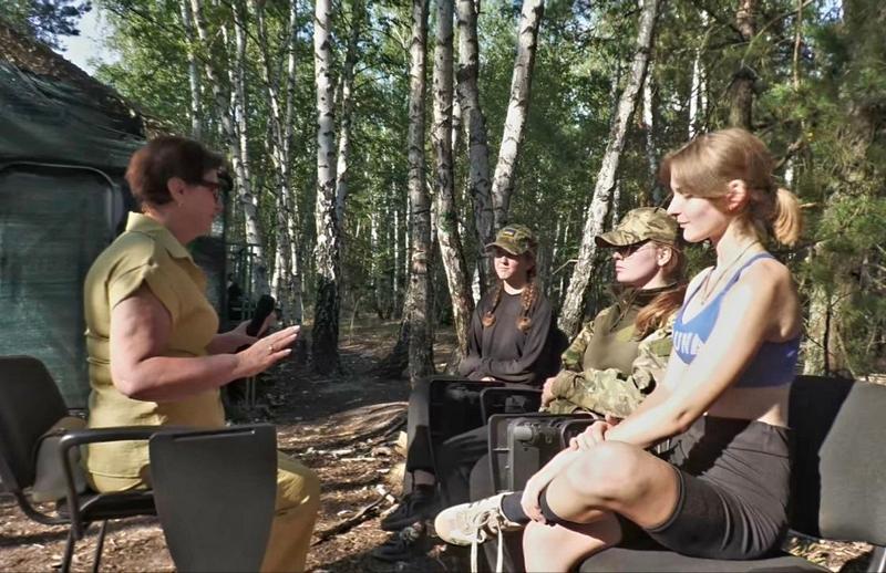 Педагог Центру творчості проводить заняття з учасниками курсу на території літнього таборування.