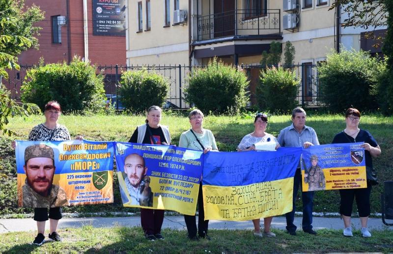 Учасники акції «Їх чекають вдома» у Макарові тримають плакати із фотографіями та іменами полонених українських захисників