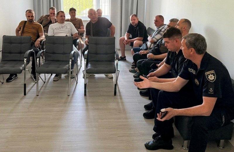 Робоча зустріч у ветеранському просторі «Серед Своїх». Представники поліції у формі ведуть діалог з ветеранами та жителями громади.