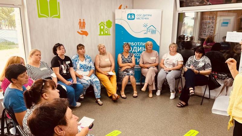 Учасниці супервізії з Бородянської, Макарівської та Немішаївської громад сидять у колі під час спільного обговорення