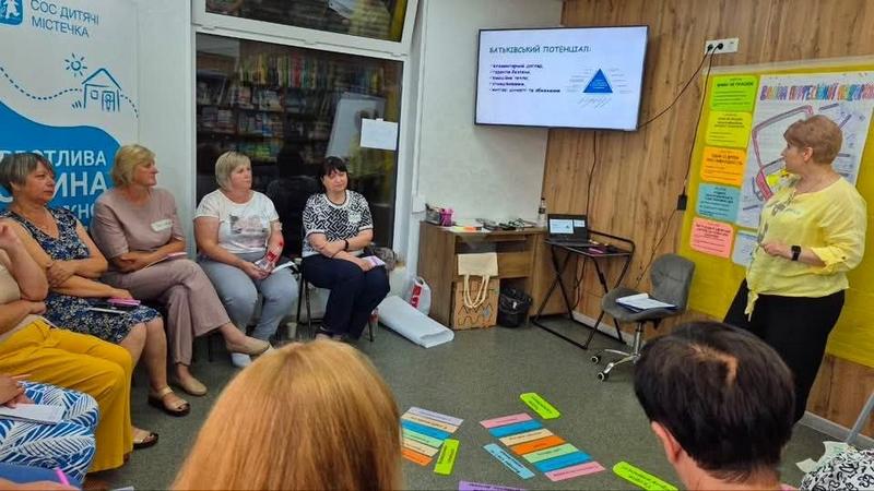Тренерка проводить презентацію на тему «Батьківський потенціал» для учасниць супервізії в кабінеті БО «СОС Дитячі Містечка»