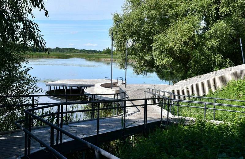 Дерев'яний амфітеатр та облаштована зона відпочинку біля водойми в Панському парку, де вандали викрали кабель живлення підсвітки й вебкамери.