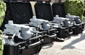 Чотири квадрокоптери DJI Matrice 4T у чорних захисних кейсах, підготовлені для передачі військовим.