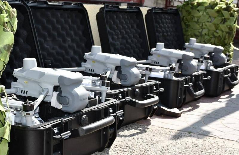 Чотири квадрокоптери DJI Matrice 4T у чорних захисних кейсах, підготовлені для передачі військовим.