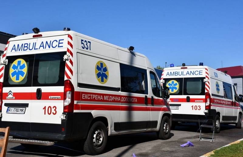 Дві машини екстреної медичної допомоги, припарковані біля локації проведення змагань.
