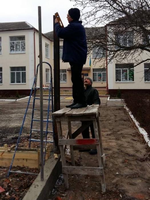 Робочий процес облаштування території дитячого садочка «Теремок» за участі Олега Валентиновича.