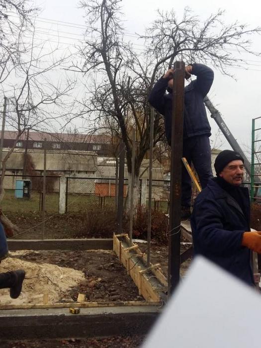 Олег Валентинович Сич під час будівельних та господарських робіт на території дитячого садочка.