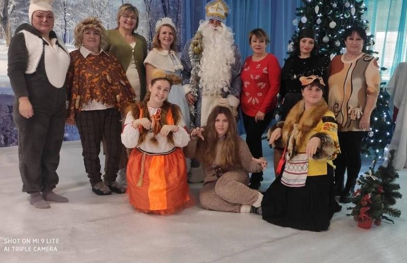Колектив дитячого садочка «Теремок» у святкових костюмах під час вистави, посередині — Олег Валентинович в образі Святого Миколая.