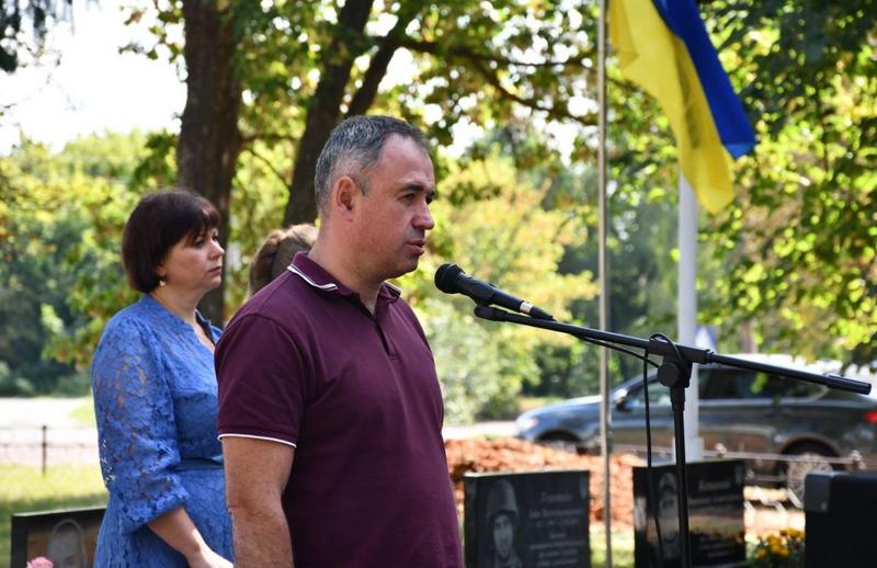 Заступник Макарівського селищного голови Юрій Сірцов виступає з промовою на відкритті стендів