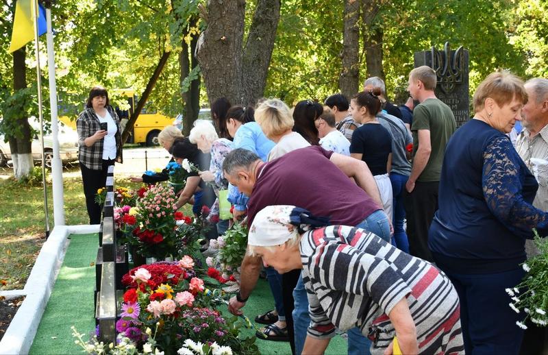 Учасники заходу покладають квіти до меморіальних стендів загиблих воїнів у Рожеві