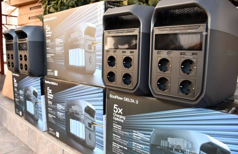 Зарядні станції EcoFlow DELTA 3 у коробках та розпаковані пристрої перед передачею на фронт