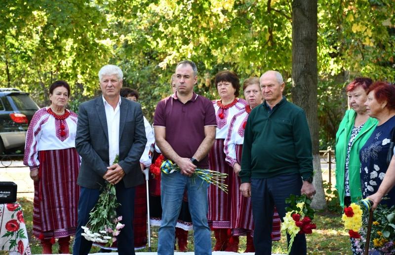 Місцеві жителі та представники громади з квітами на відкритті пам’ятних стендів у Рожеві
