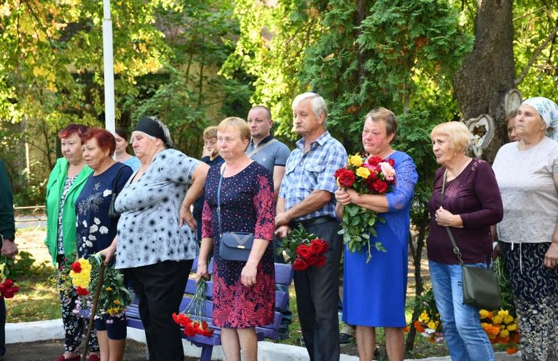 Рідні та близькі загинувших захисників з квітами під час вшанування пам’яті воїнів