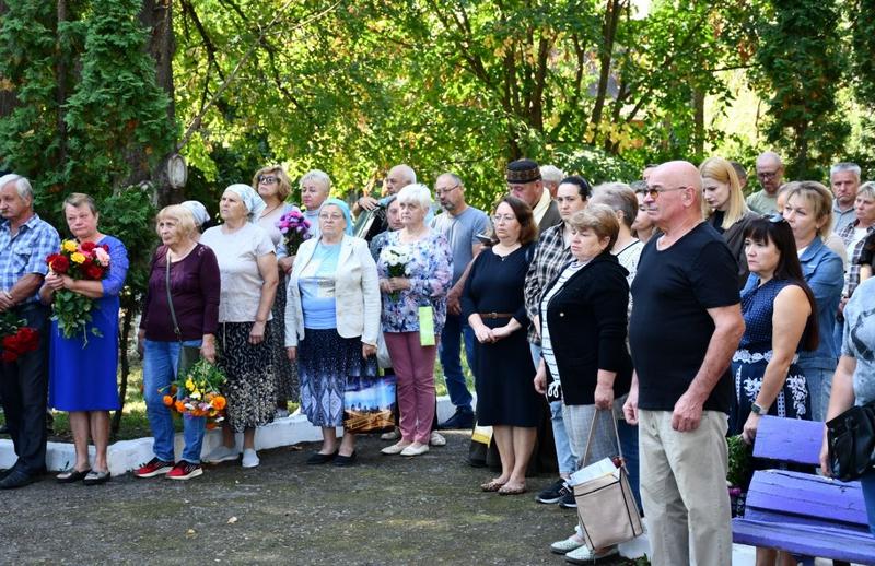 Мешканці громади зібралися біля меморіалу на церемонії відкриття пам’ятних стендів Героям
