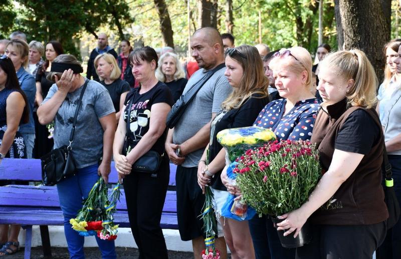 Рідні та близькі загинувших захисників з квітами під час вшанування пам’яті воїнів