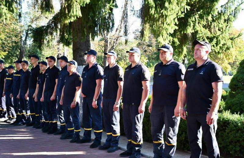 Особовий склад 32-ї Державної пожежно-рятувальної частини вишикувався в шеренгу на подвір'ї під час урочистого заходу.