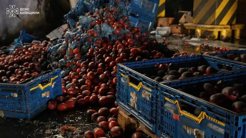 Знищені продукти харчування та пошкоджені пластикові ящики серед уламків після обстрілу складського приміщення.