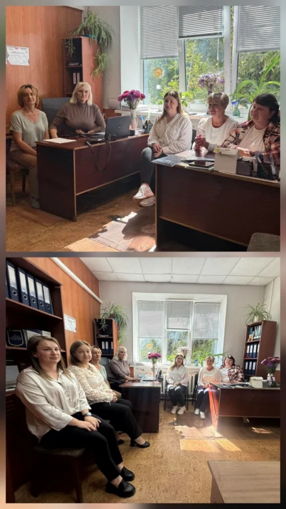 Колаж з двох світлин. На верхньому фото п'ятеро жінок-фахівчинь сидять за робочими столами з ноутбуком і паперами в світлому офісному кабінеті. На нижньому фото — розширений ракурс того ж кабінету, де вздовж стіни та за столами розмістилася група із семи фахівчинь із супроводу ветеранів.