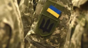 Крупний план військової форми Збройних Сил України з нашивками на рукаві.